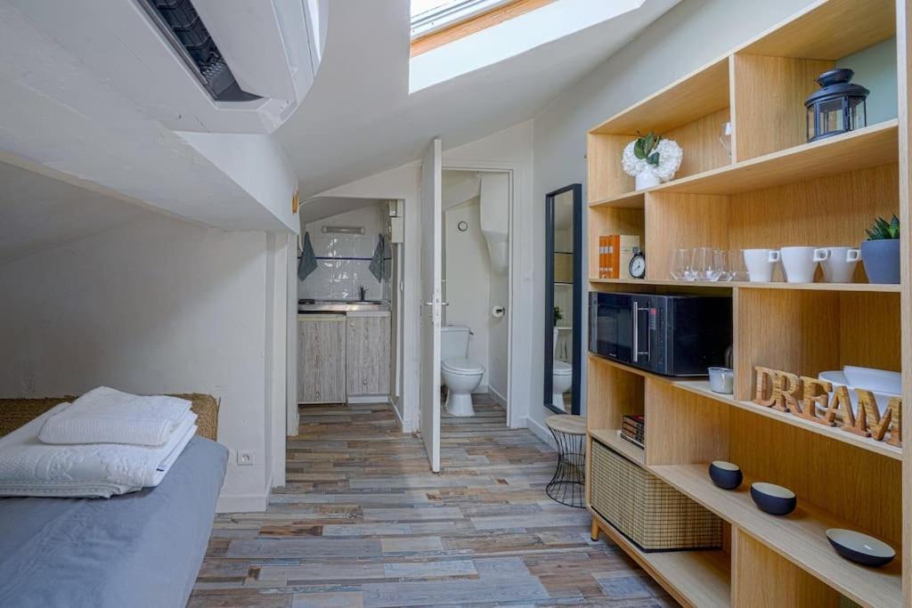 Studio Sous Les Toits Tres Bien Place Et Climatise Montpellier Exteriör bild
